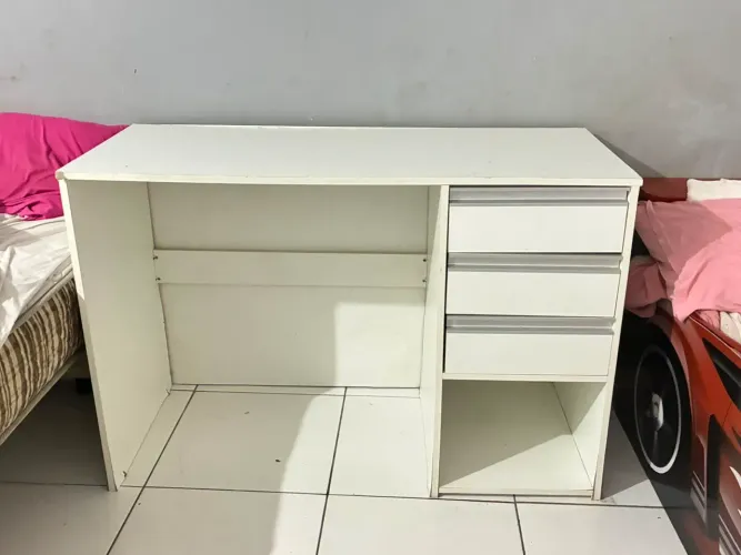 Escrivaninha mdf com marcas de uso