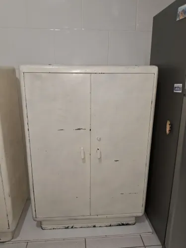 Armário tipo cofre em aço vintage muito pesado com 3 prateleiras, porta tranca e sem chave