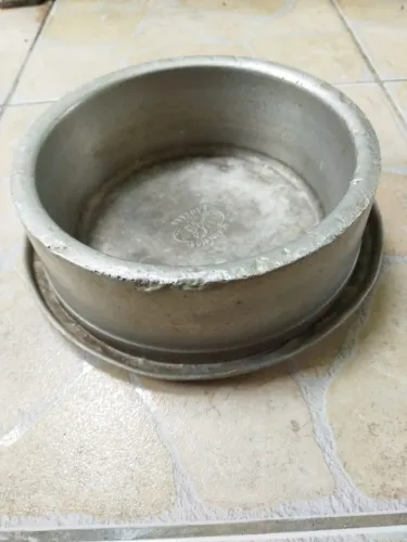 Comedouro de alumínio com borda anti-formiga