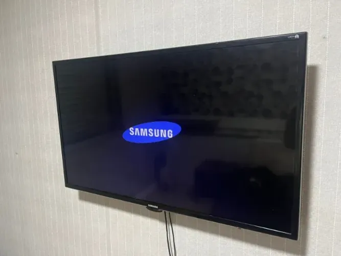 TV LCD SAMSUNG 32 POLEGADAS (COM LINHAS NA TELA)