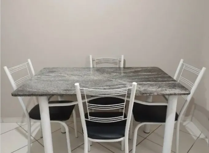 Mesa de mármore com 4 cadeiras