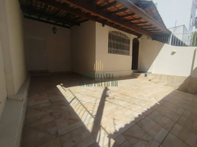 Casa Geminada à Venda no bairro Castelo;