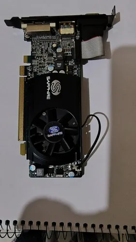Placa de Video Sapphire-Radeon-HD-5570-Video-Card.jpg
