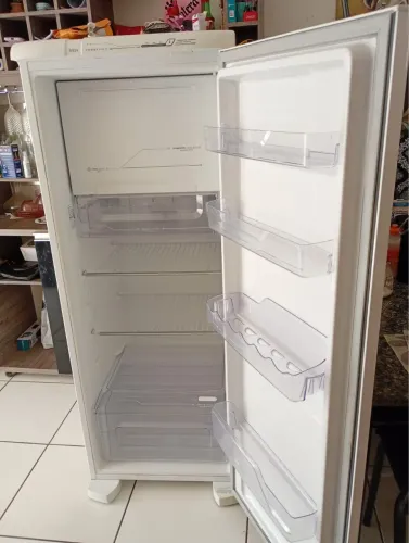 Geladeira em estado de semi nova, apenas refrigerando não congela