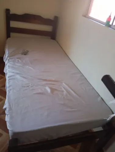Vendo essa cama com colchão de madeira solteiro