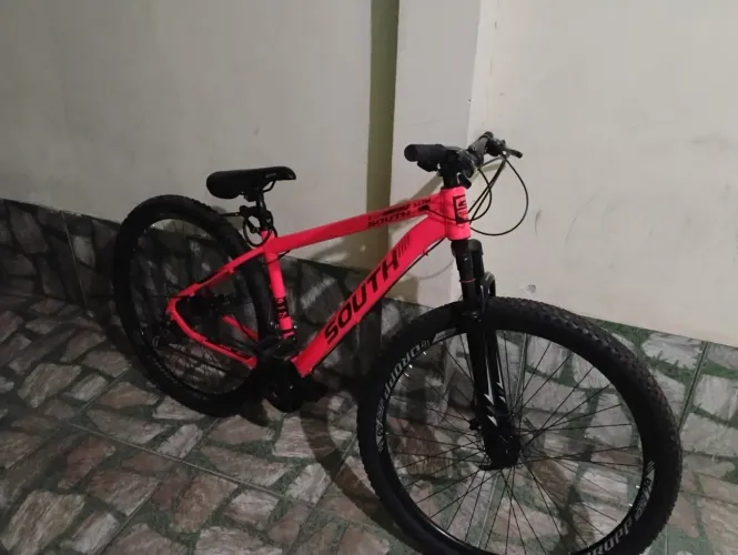 Bicicleta semi nova.