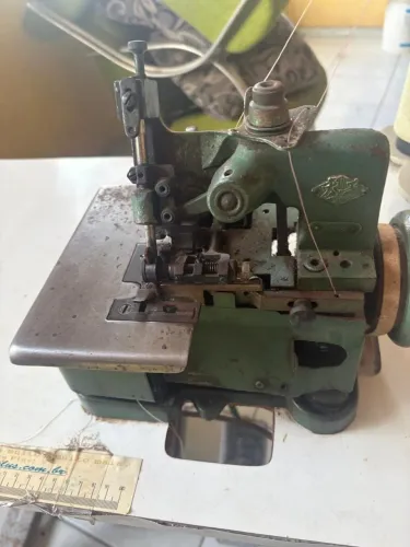 Máquina Overlock chinesinha