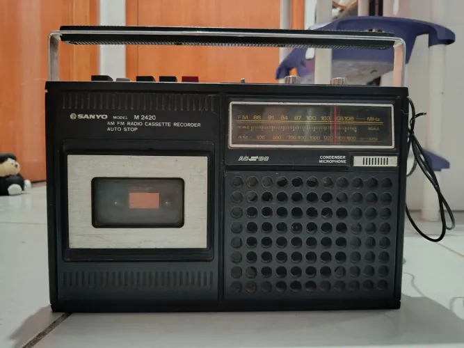 VENDO RARIDADE RÁDIO AM/FM SANYO FUNCIONA À PILHAS E ENERGIA 