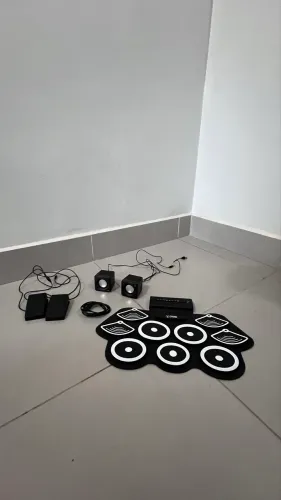 Bateria Eletrônica Spring Compacta + Pedais + Caixas de Som