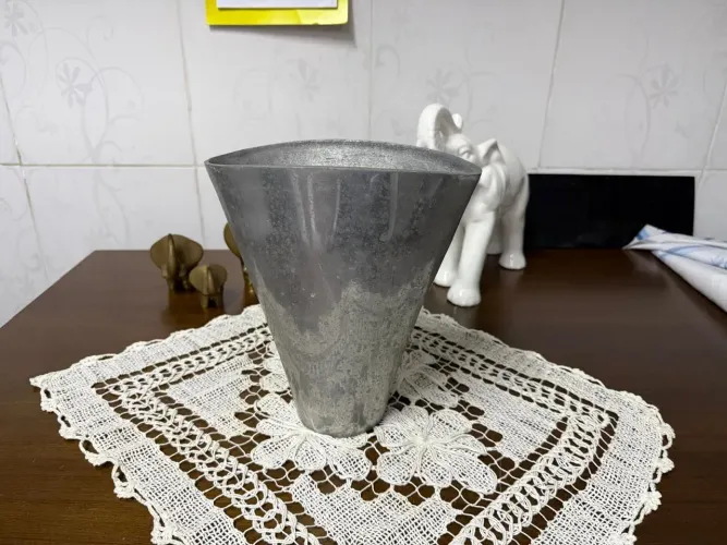 Antigo Vaso em alumínio