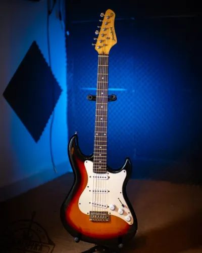 Guitarra Strinberg STS-100 Sunburst Stratocaster