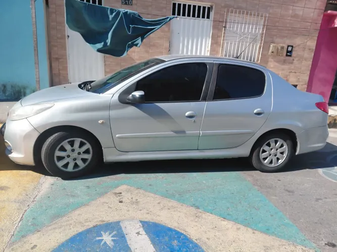 Peugeot 207 Sedan Passion XR 1.4 Flex 8V 4P 2013