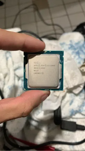 Dois processadores-xeon 1220 V3,i5-3330.