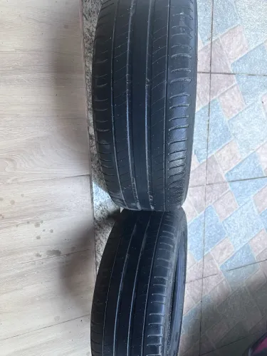 Par de pneus michelin 215x55 R17 excelente estado