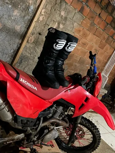 Bota de trilha ASK 42 mas serve ate 43
