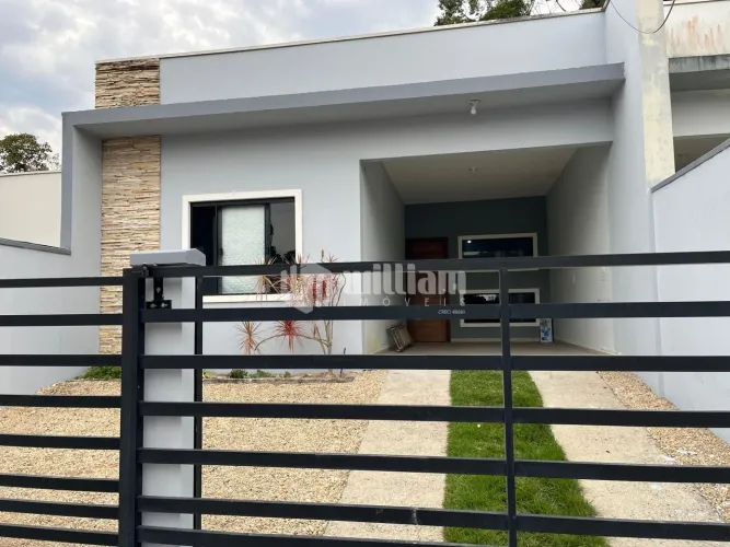 Casa Geminada, 3 dormitórios ( sendo 1 suíte ) com 1 vaga de garagem