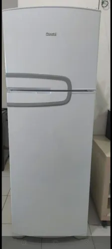 Vende-se uma geladeira frost free semi nova