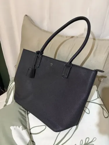 Bolsa Tote Le Postiche Preta - Grande, com Pingente