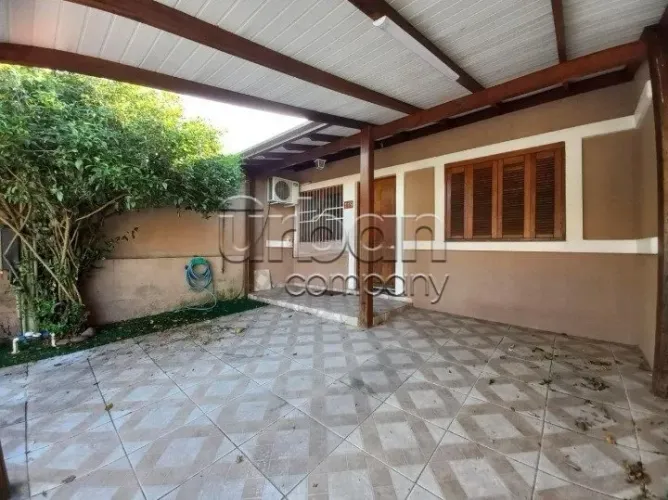 Casa térrea de 2 quartos, 2 vagas de garagem.