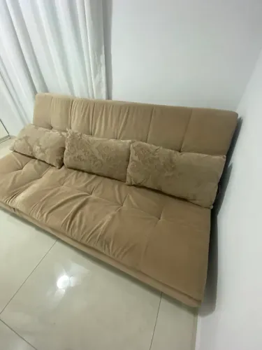 Sofá cama com pés cromado