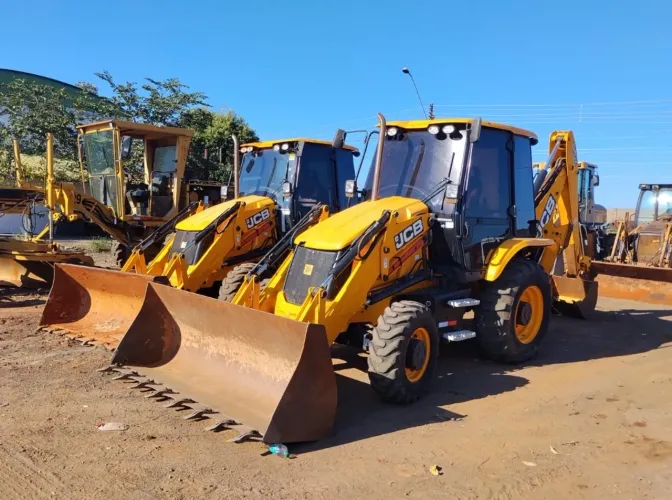 Retroescavadeira JCB 3CX ano 2024, 4x4, com 2.500 horas e ar condicionado, em SP