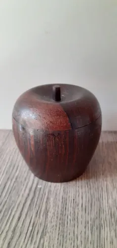 Porta Joias em forma de MAÇA em Jacarandá.