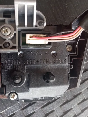 Vendo comando e alma do volante hailux 2019 e fechadura traseira da hailux 2019 e também ?