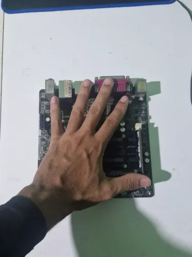 Placa mae Mini ITX D1800B-ITX, gráficos de 7°geração e baixo consumo 