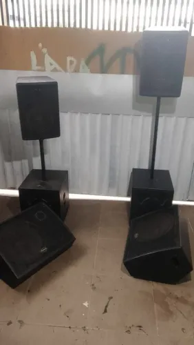Caixa de som com falantes 