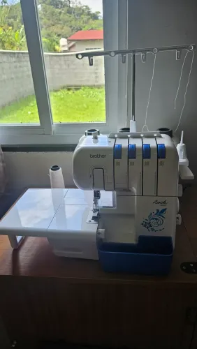 Máquina overlock Brother