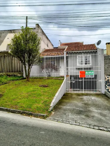 Casa com 3 dormitórios sendo 1 suíte.