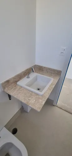 Bancada pia completa em mármore, com pia e torneira