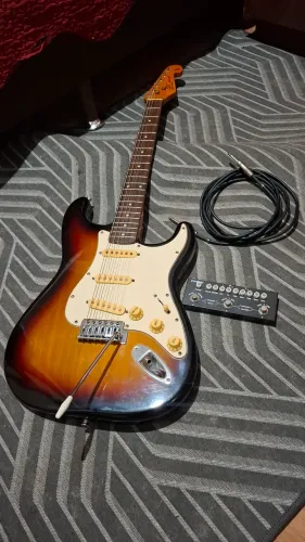 Guitarra Stratocaster SX + CAPA OFICIAL DA ARMOUR SEIZI e um pedal CUVAVE preto