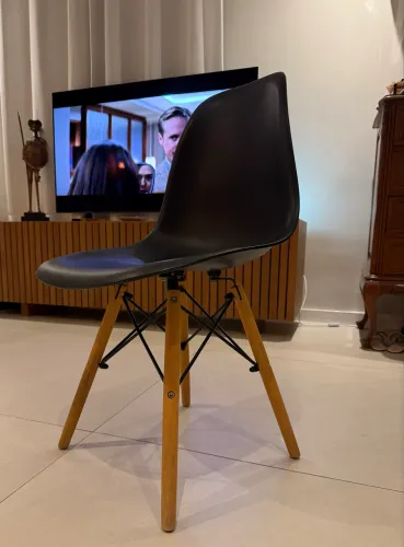 Cadeira Design Estilo Eames Preta com Pés de Madeira