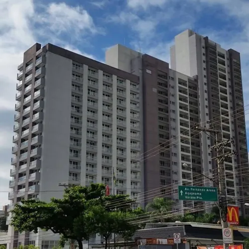 Sala Comercial à Venda no Centro de Jundiaí-SP: 3 salas, 2 banheiros, 35m² no Condomínio E