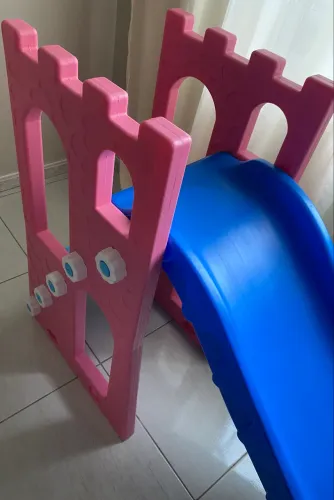 Escorregador infantil com Piscina de bolinha .