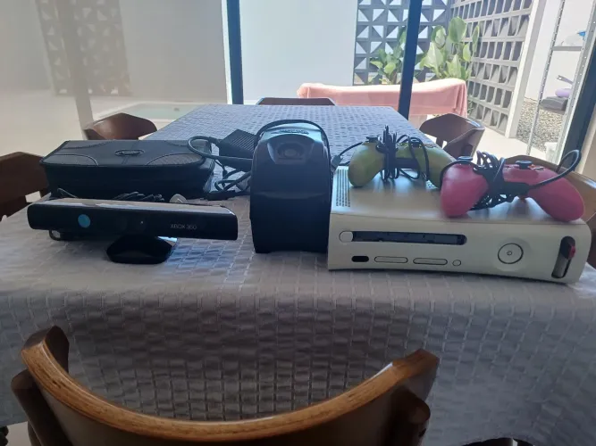 Kit box 360, incluindo console, controles, pasta com 35 jogos, kinect e estabilizador