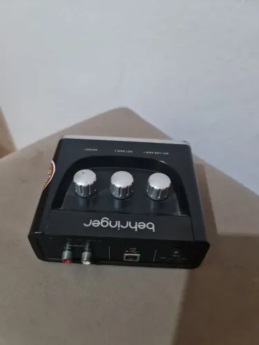 interface de áudio - beringher UM2 u-phoria
