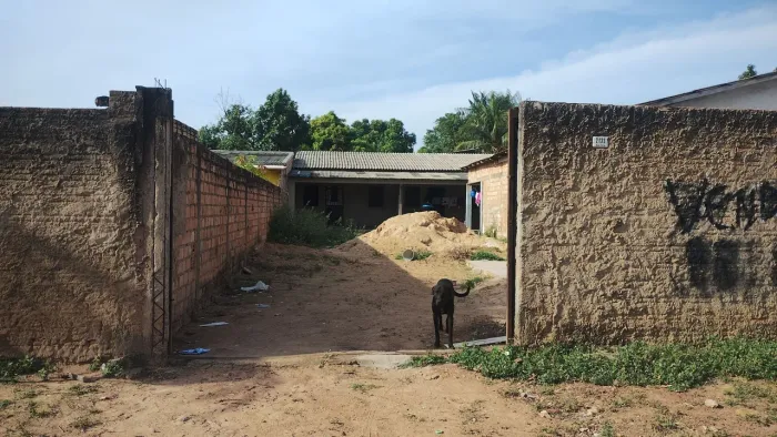 Terreno com casa nos fundos