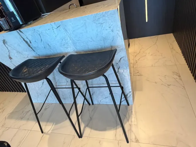 2 Banquetas Altas Pretas - Design Moderno