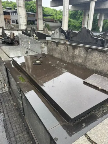 Jazigo Perpétuo da família Correlo no Cemitério do Caju RJ
