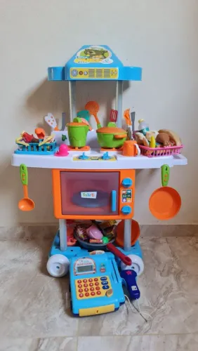 Cozinha infantil com caixa registradora e vários acessórios