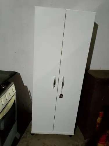Armário semi novo ?