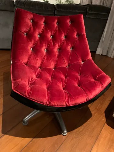 cadeira giratória scoop veludo vermelho capitonê cristais