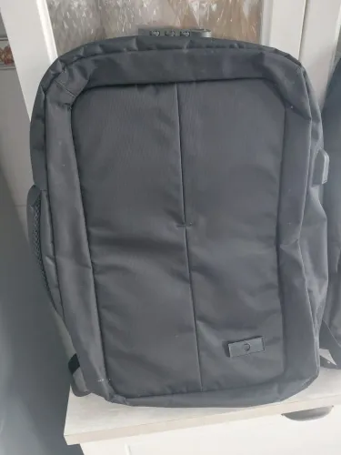 Mochila para notebooks com entrada USB e porta documentos para quem busca praticidade.