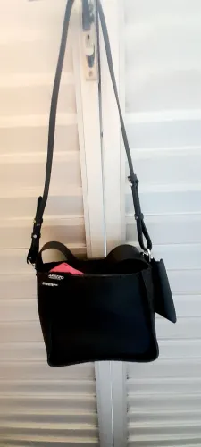 Bolsa preta arezzo em couro, pode ser usada na mão ou transversal 