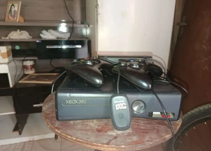 Xbox 360 slim com 2 controles