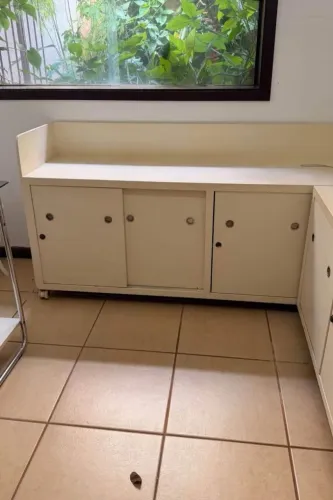 Balcão de canto com 2 partes e prateleiras internas