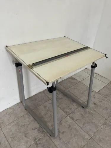 Mesa de desenho com régua paralela da Desetec
