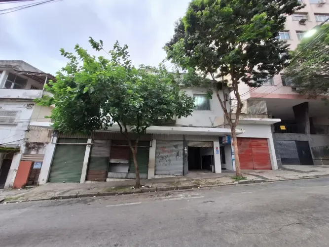 Prédio Inteiro à Venda na Rua Correa Meyer, Centro (25 DE AGOSTO). 3 Lojas+Unidade Superio